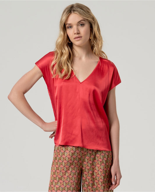 BLUSA ESCOTE PICO ROJO