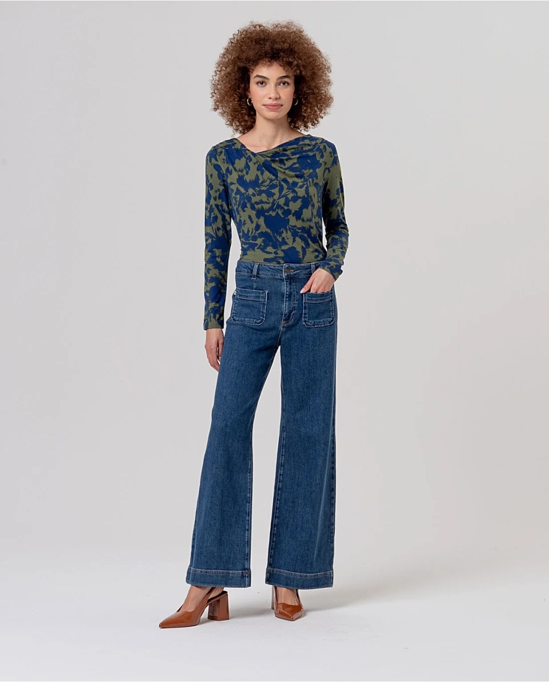 JEANS ANCHOS CON BOLSILLOS DE PARCHE INDIGO