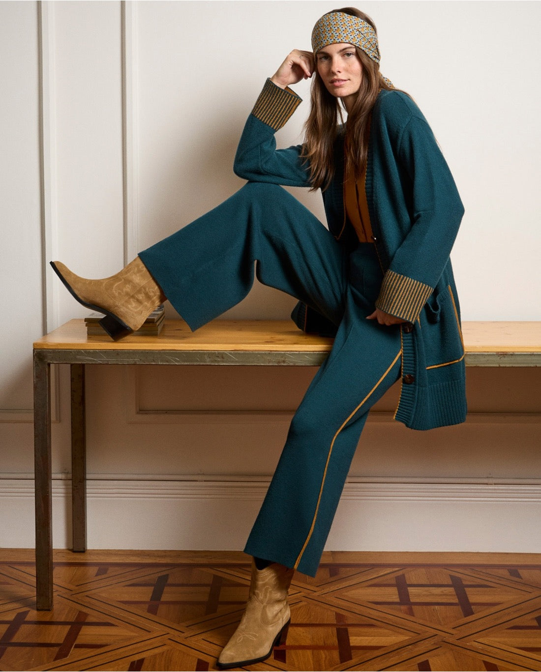 PANTALÓN DE PUNTO CON VIVO A CONTRASTE VERDE BOTELLA