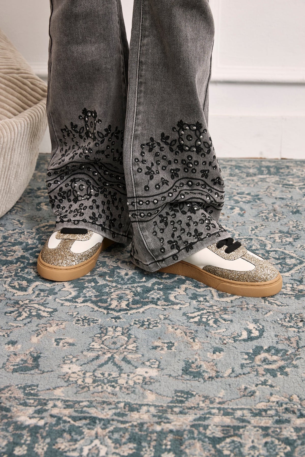 JEANS BAJOS BORDADOS Y TACHUELAS GRIS