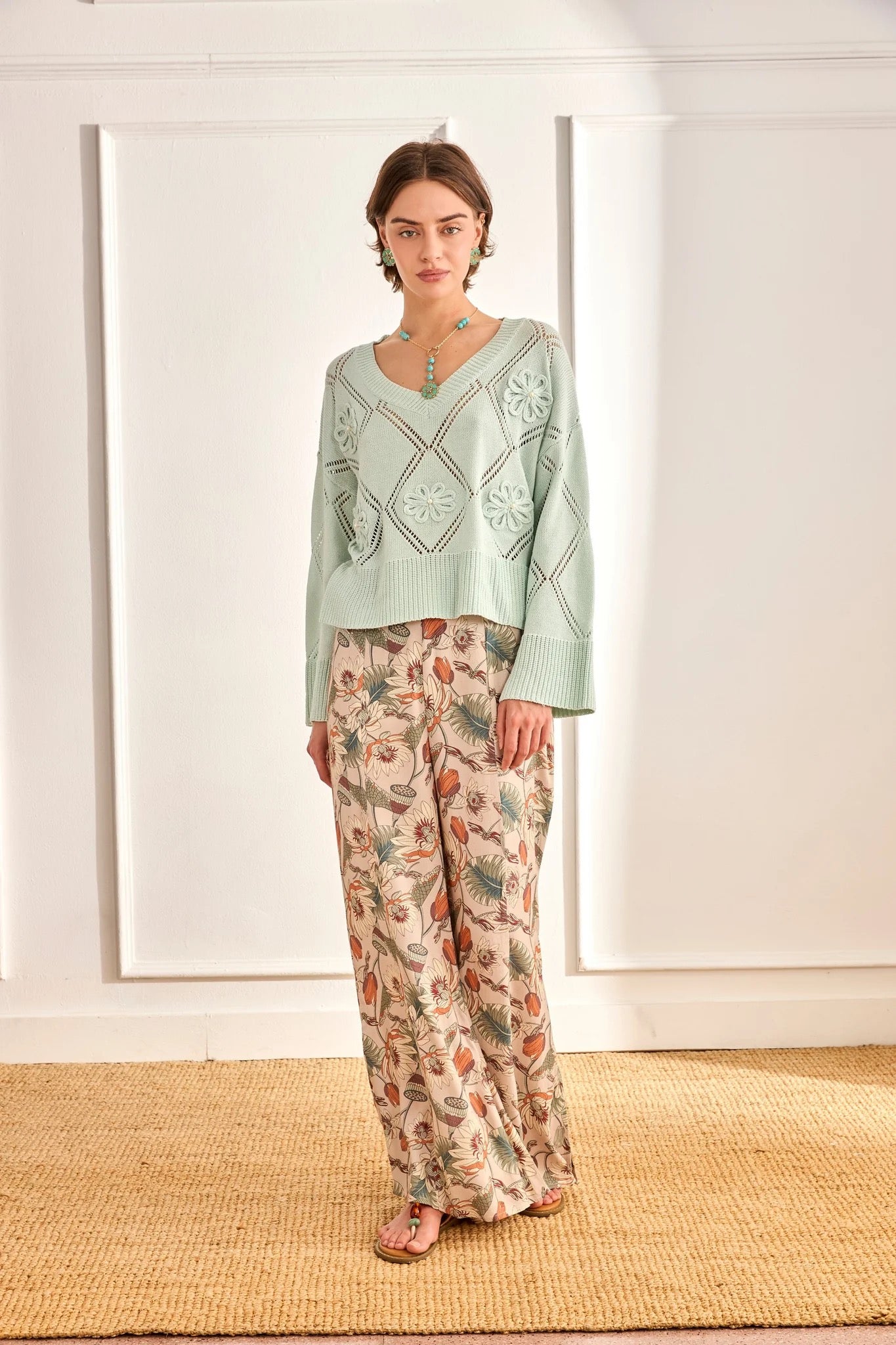 PANTALÓN FLORAL CAMPANA CRUDO