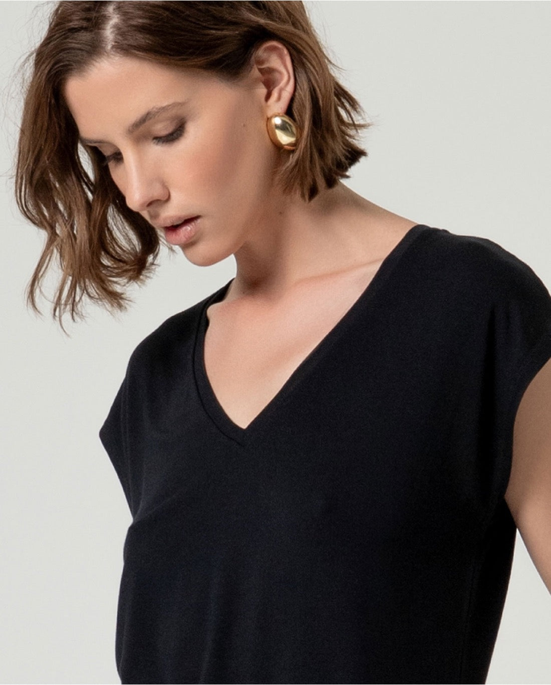 CAMISETA ESCOTE PICO BAMBÚ NEGRO
