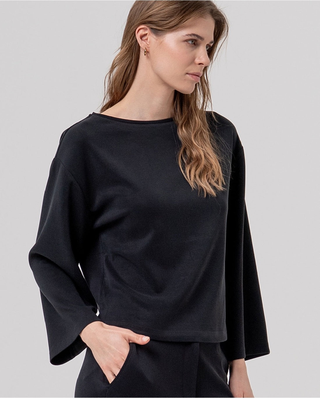 CAMISETA ANCHA DE PUNTO ANCHA CON ESCOTE BARCA NEGRO