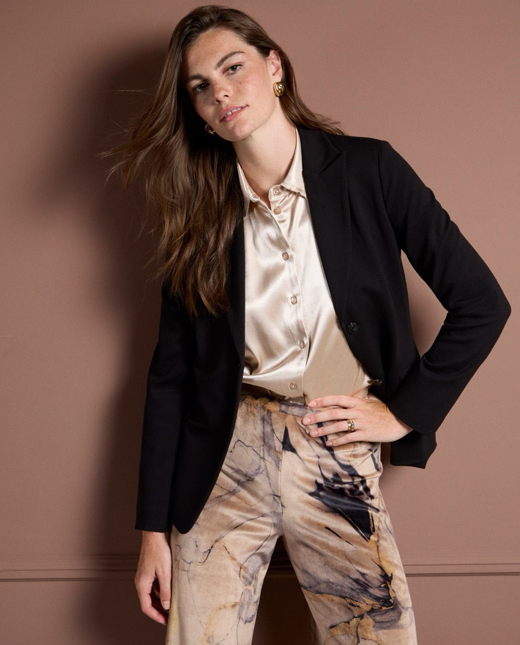 BLAZER ELÁSTICA CON BOLSILLOS NEGRO