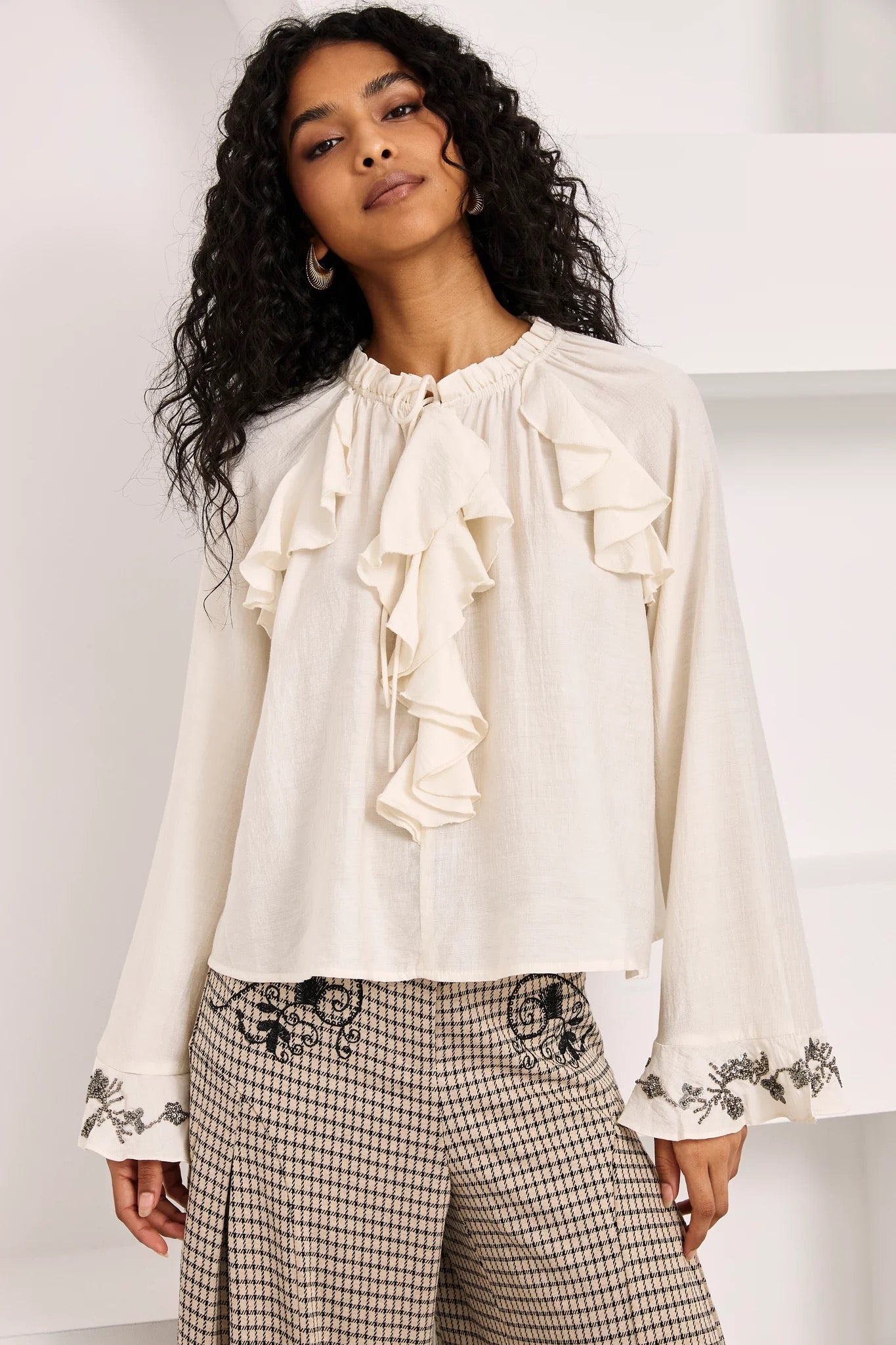 BLUSA VOLANTES PUÑOS JOYA IVORY