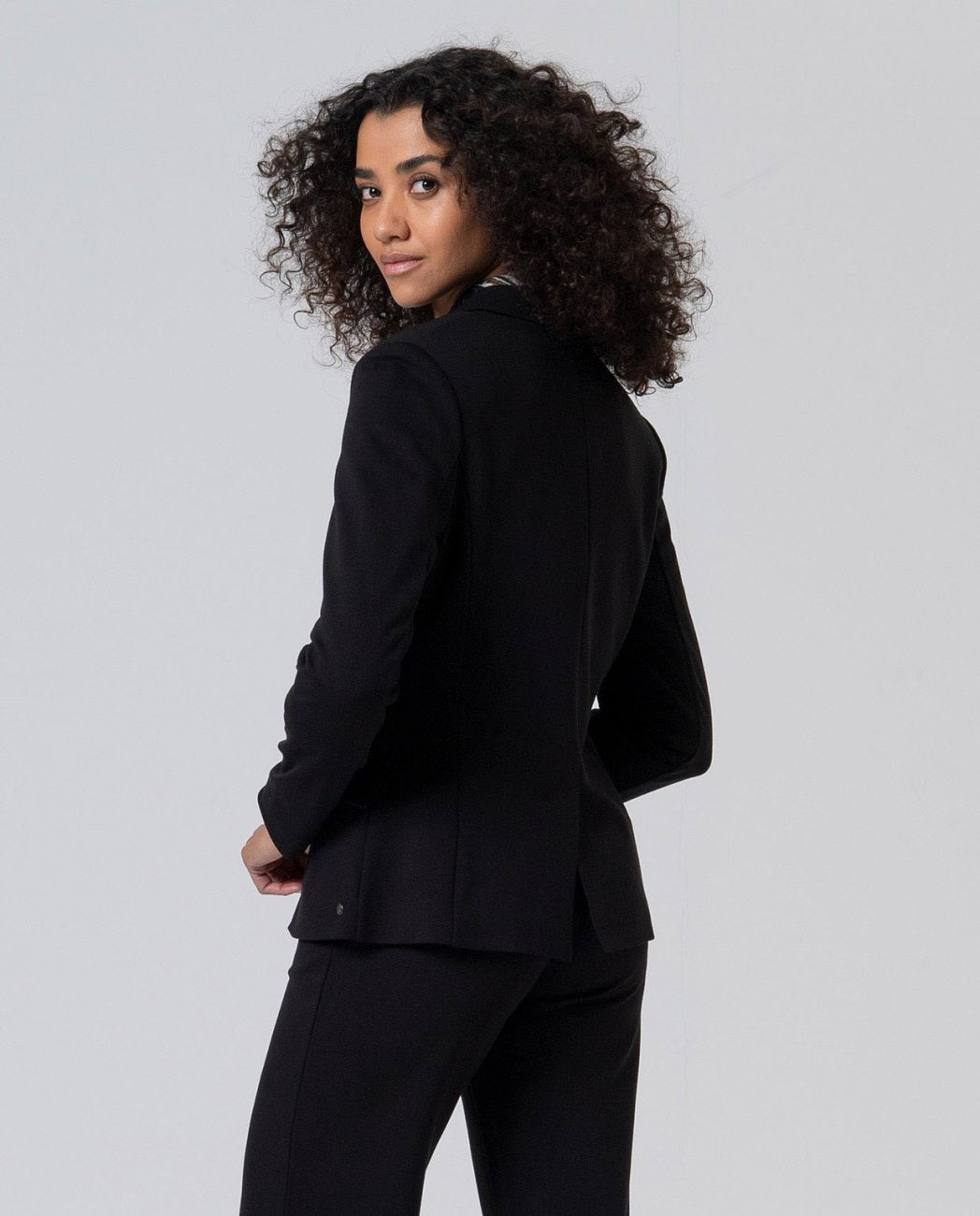 BLAZER ELÁSTICA CON BOLSILLOS NEGRO
