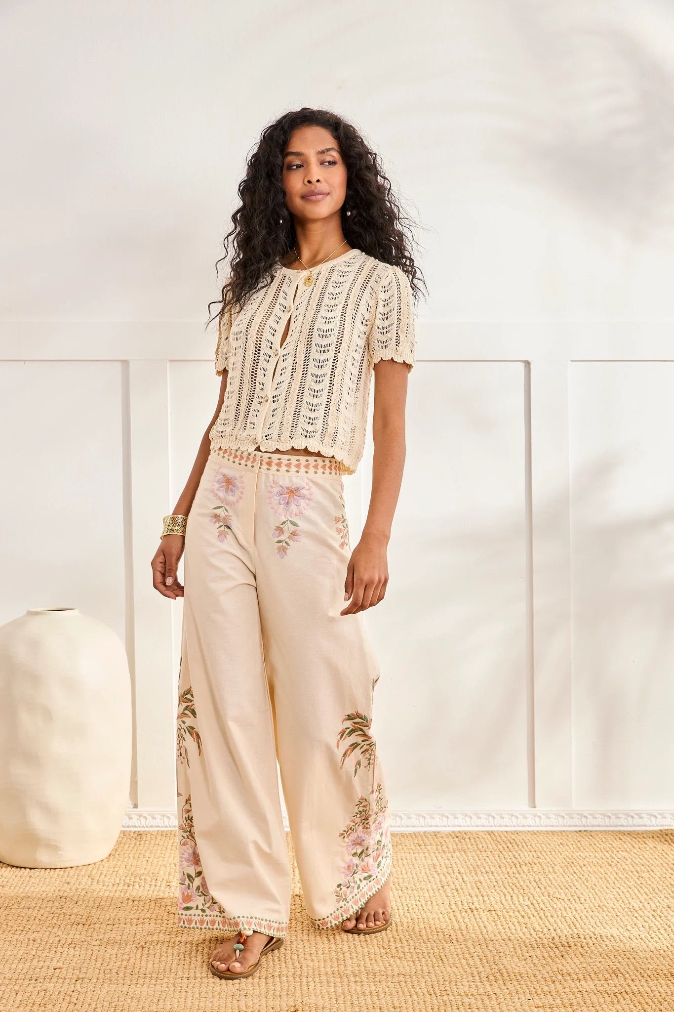 PANTALÓN BORDADOS FLORALES CRUDO