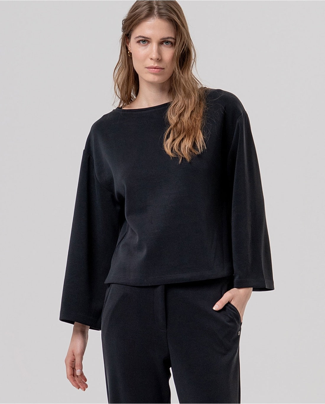 CAMISETA ANCHA DE PUNTO ANCHA CON ESCOTE BARCA NEGRO