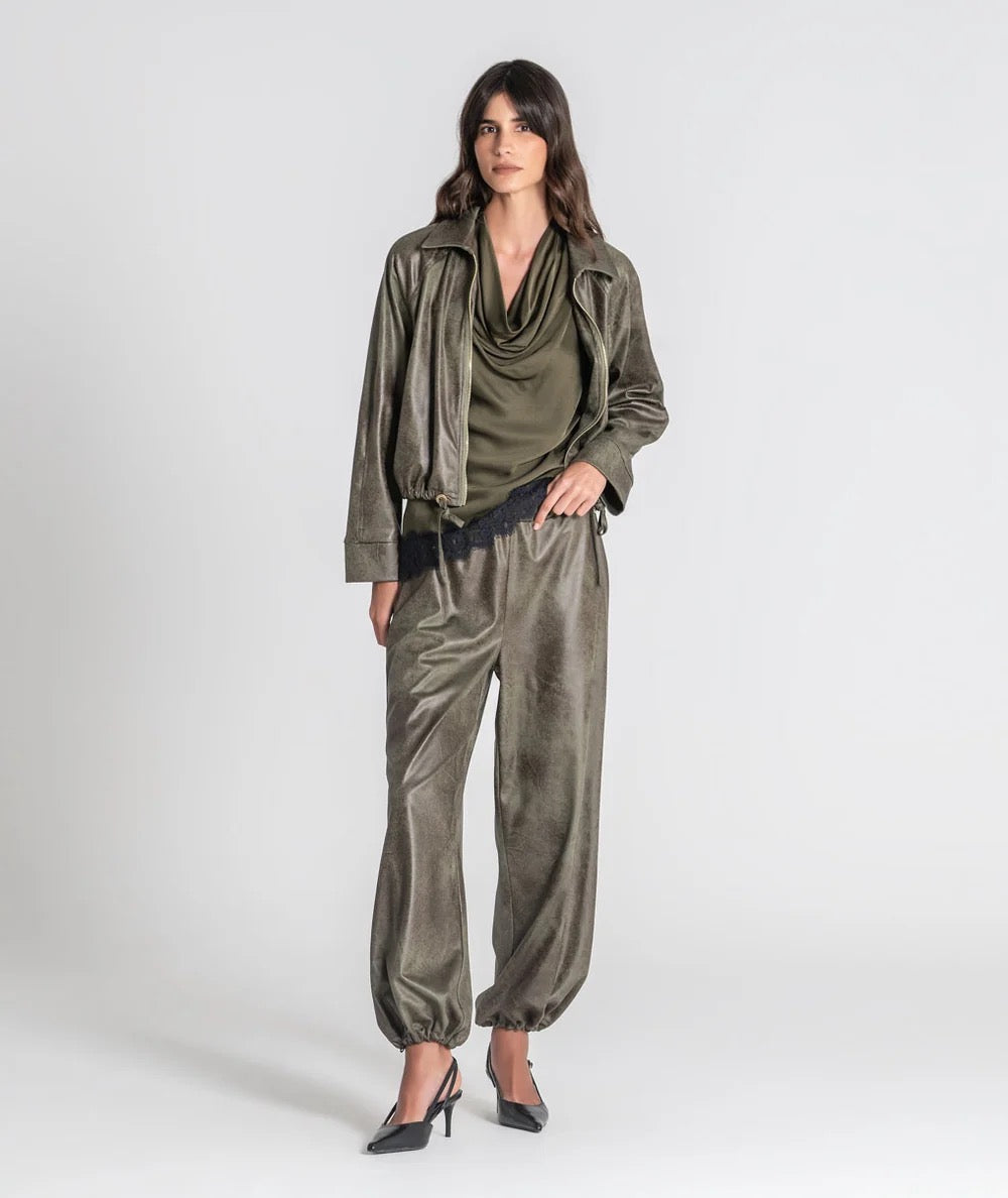 PANTALÓN AJUSTE BAJO VERDE MILITAR