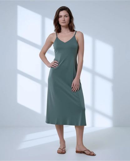 VESTIDO MIDI FLUÍDO CON ABERTURA VERDE BOTELLA
