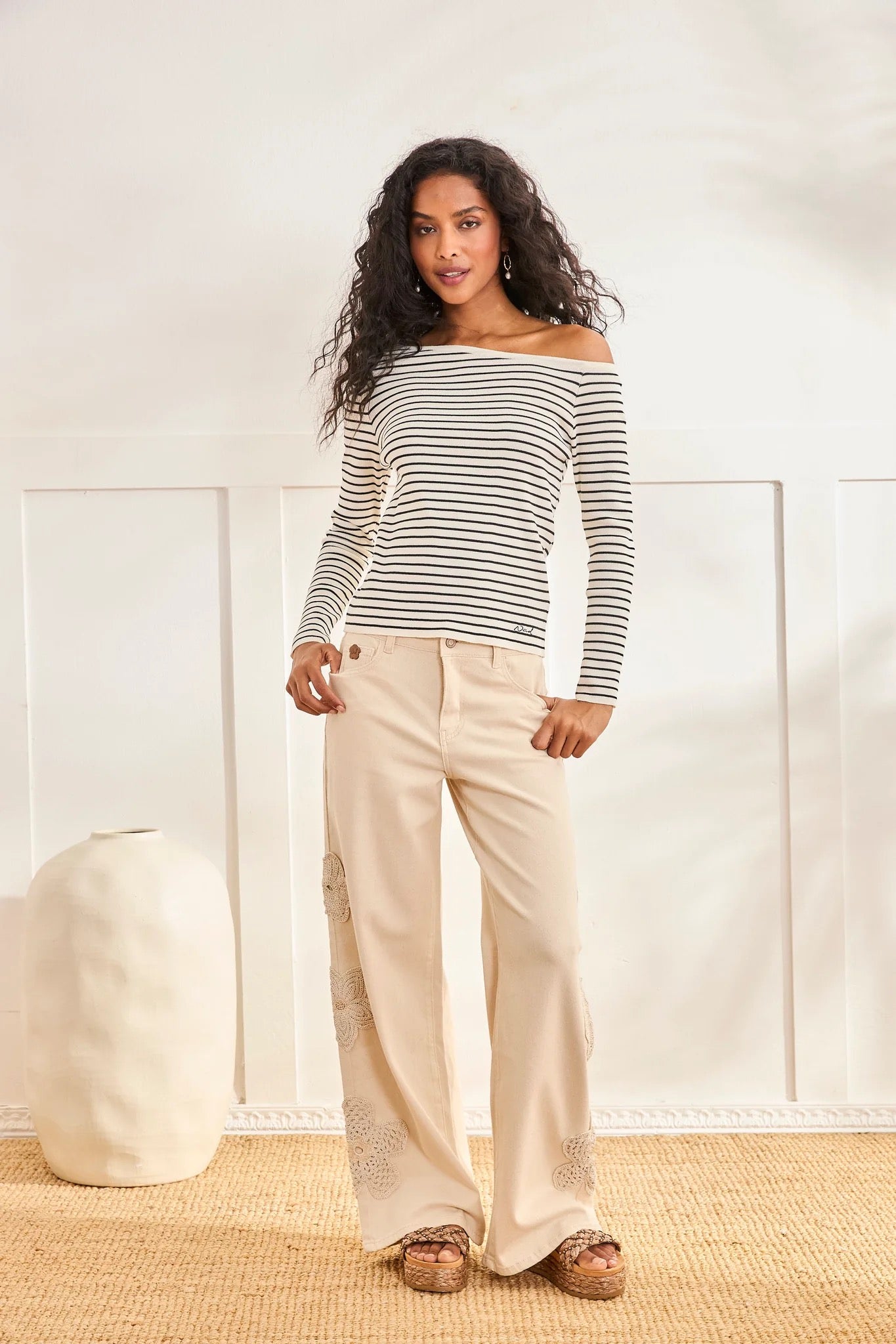JEANS RECTOS BORDADO FLORAL CRUDO