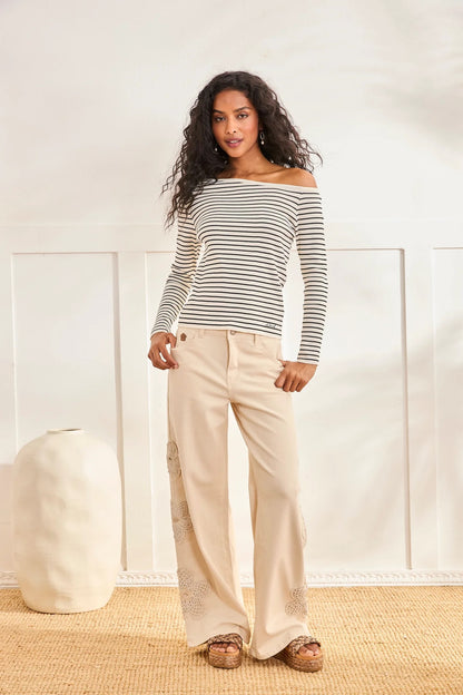 JEANS RECTOS BORDADO FLORAL CRUDO