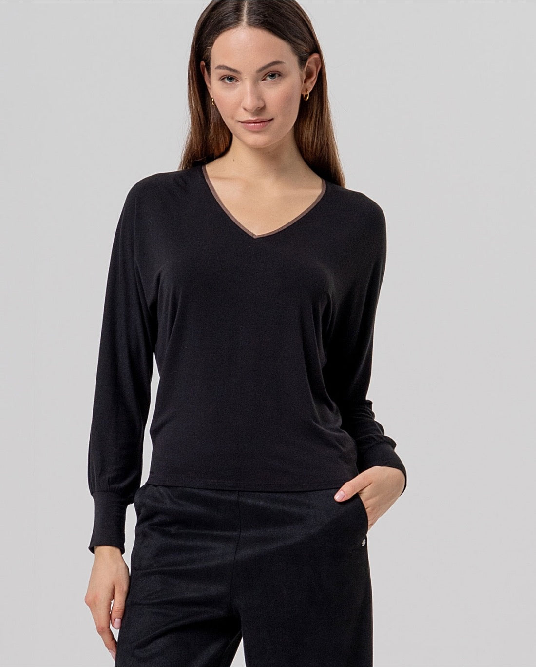 CAMISETA DE CUELLO PICO DE BAMBÚ NEGRO