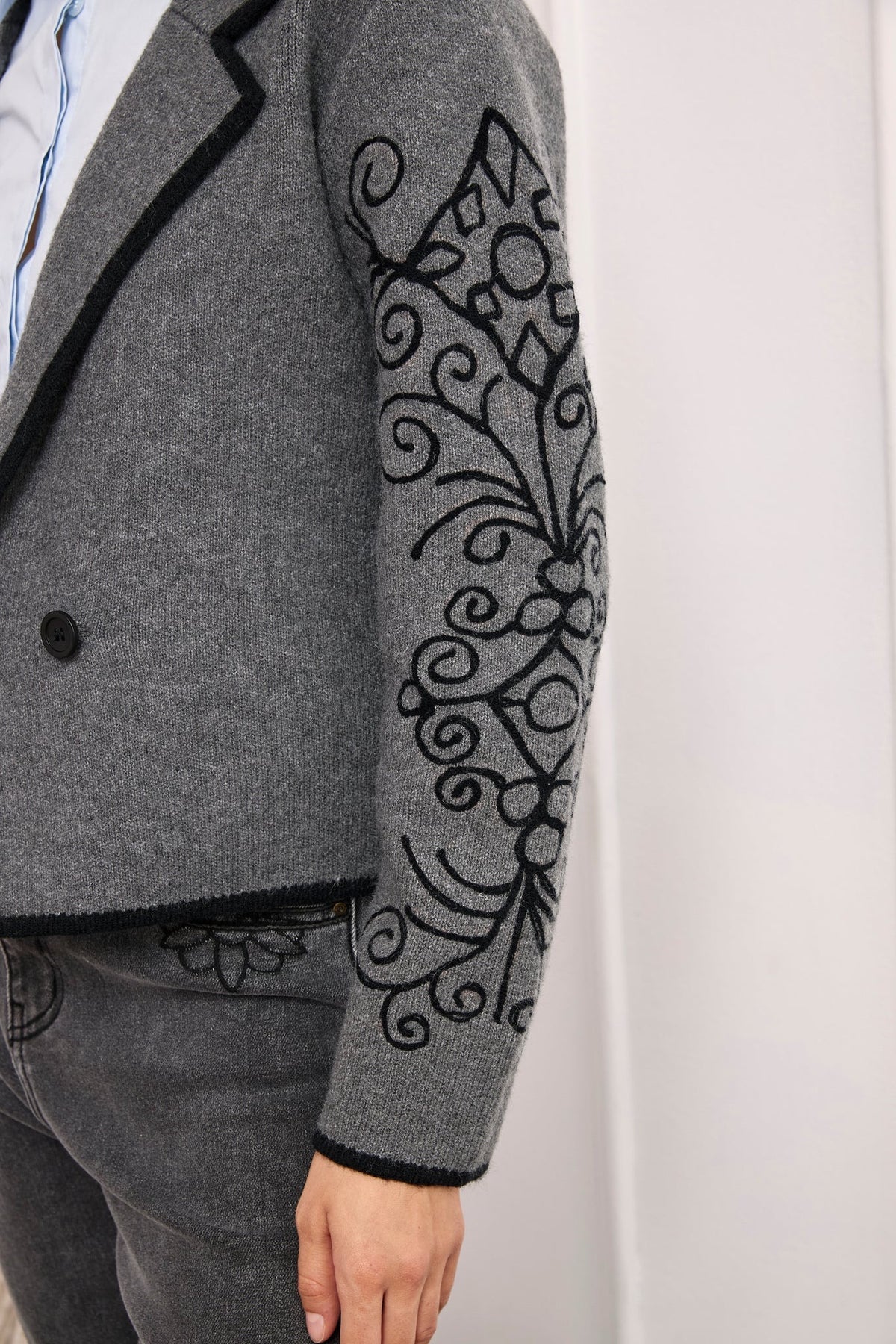 CHAQUETA CORTA BORDADO CONTRASTE GRIS