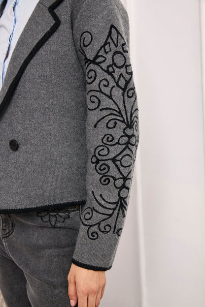 CHAQUETA CORTA BORDADO CONTRASTE GRIS