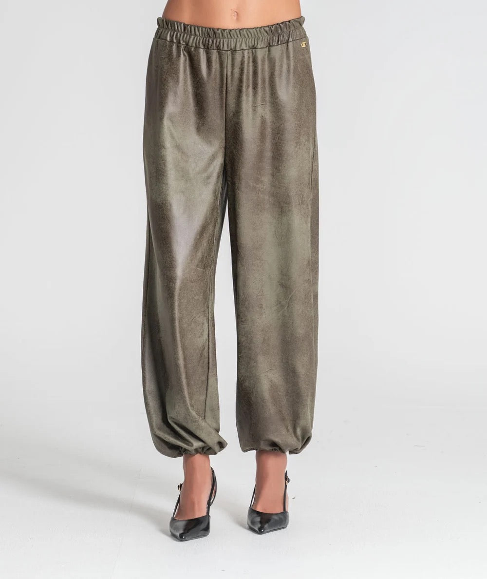 PANTALÓN AJUSTE BAJO VERDE MILITAR
