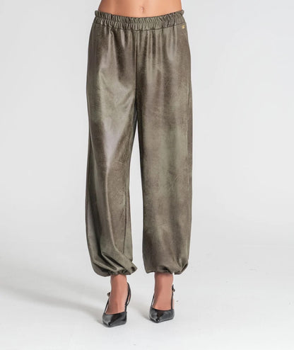 PANTALÓN AJUSTE BAJO VERDE MILITAR