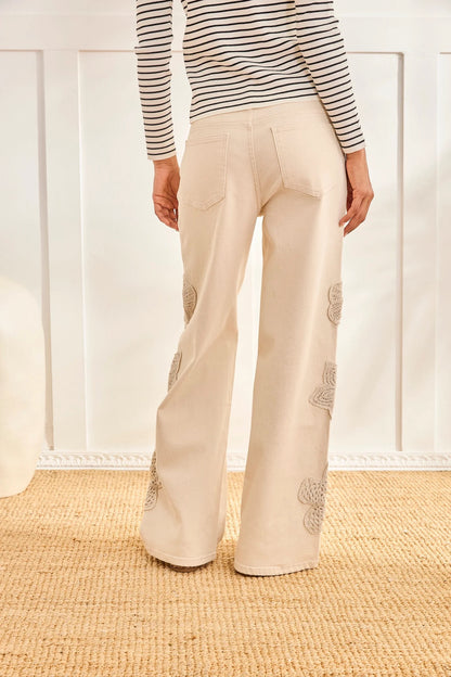 JEANS RECTOS BORDADO FLORAL CRUDO
