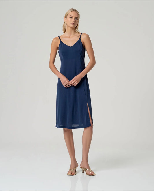 VESTIDO MIDI FLUÍDO CON ABERTURA MARINO