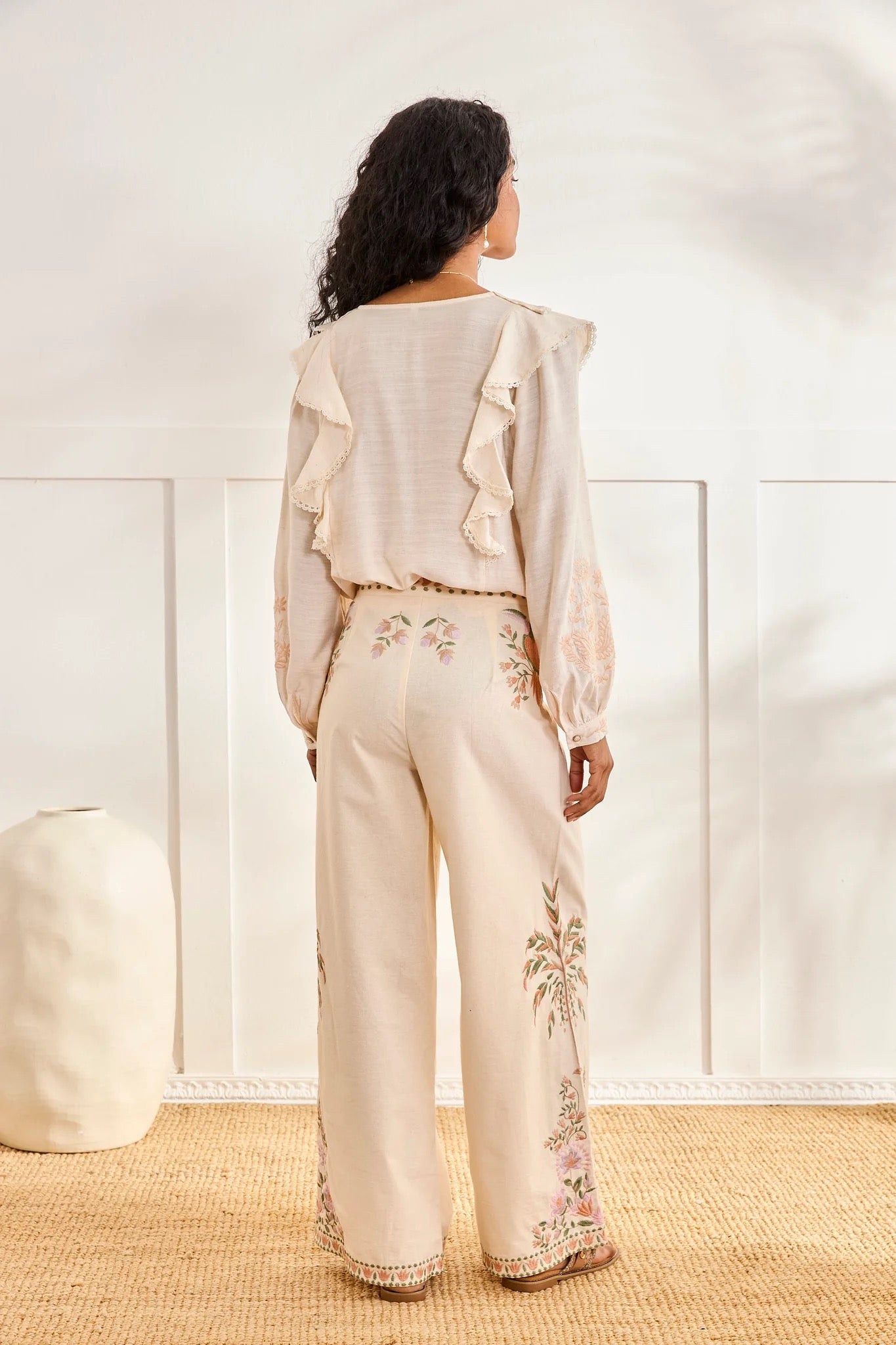 PANTALÓN BORDADOS FLORALES CRUDO
