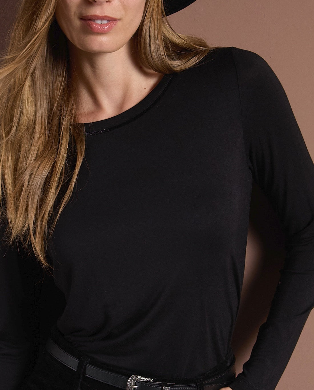 CAMISETA DE CUELLO REDONDO DE VISCOSA BAMBÚN NEGRO