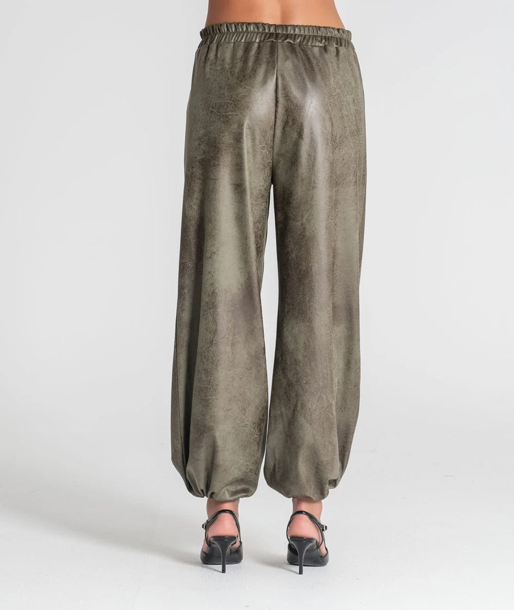 PANTALÓN AJUSTE BAJO VERDE MILITAR