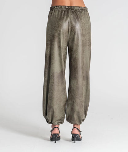 PANTALÓN AJUSTE BAJO VERDE MILITAR