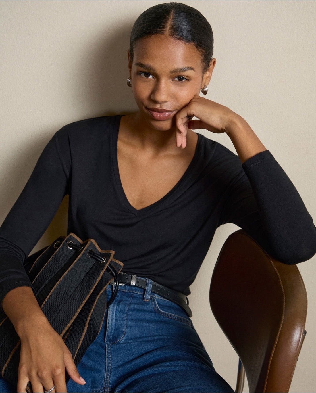 CAMISETA ESCOTE V DE VISCOSA BAMBÚN NEGRO