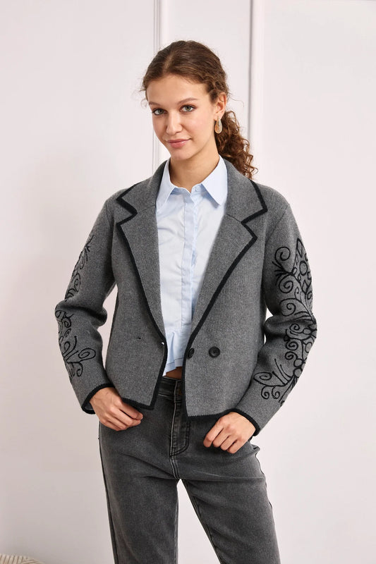 CHAQUETA CORTA BORDADO CONTRASTE GRIS