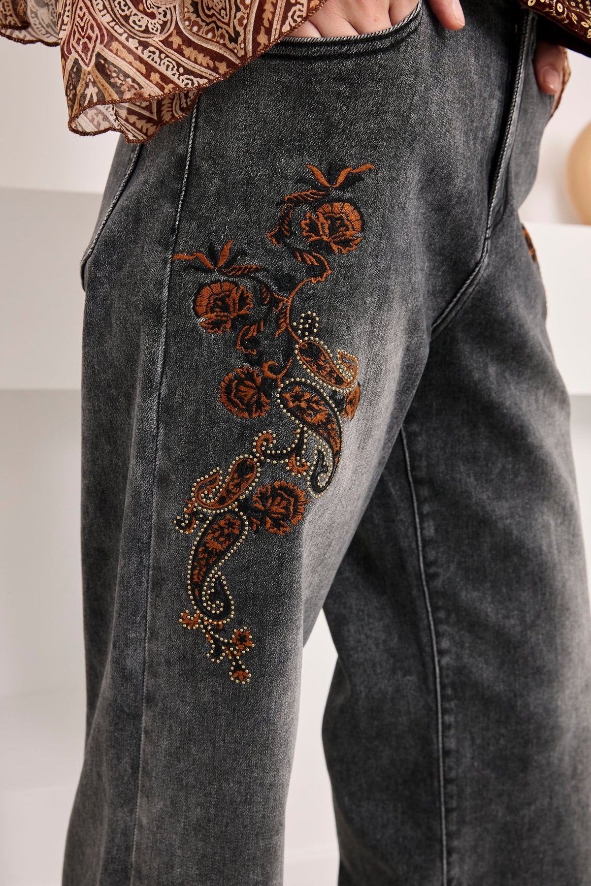 JEANS DESGASTADOS PAISLEY GRIS