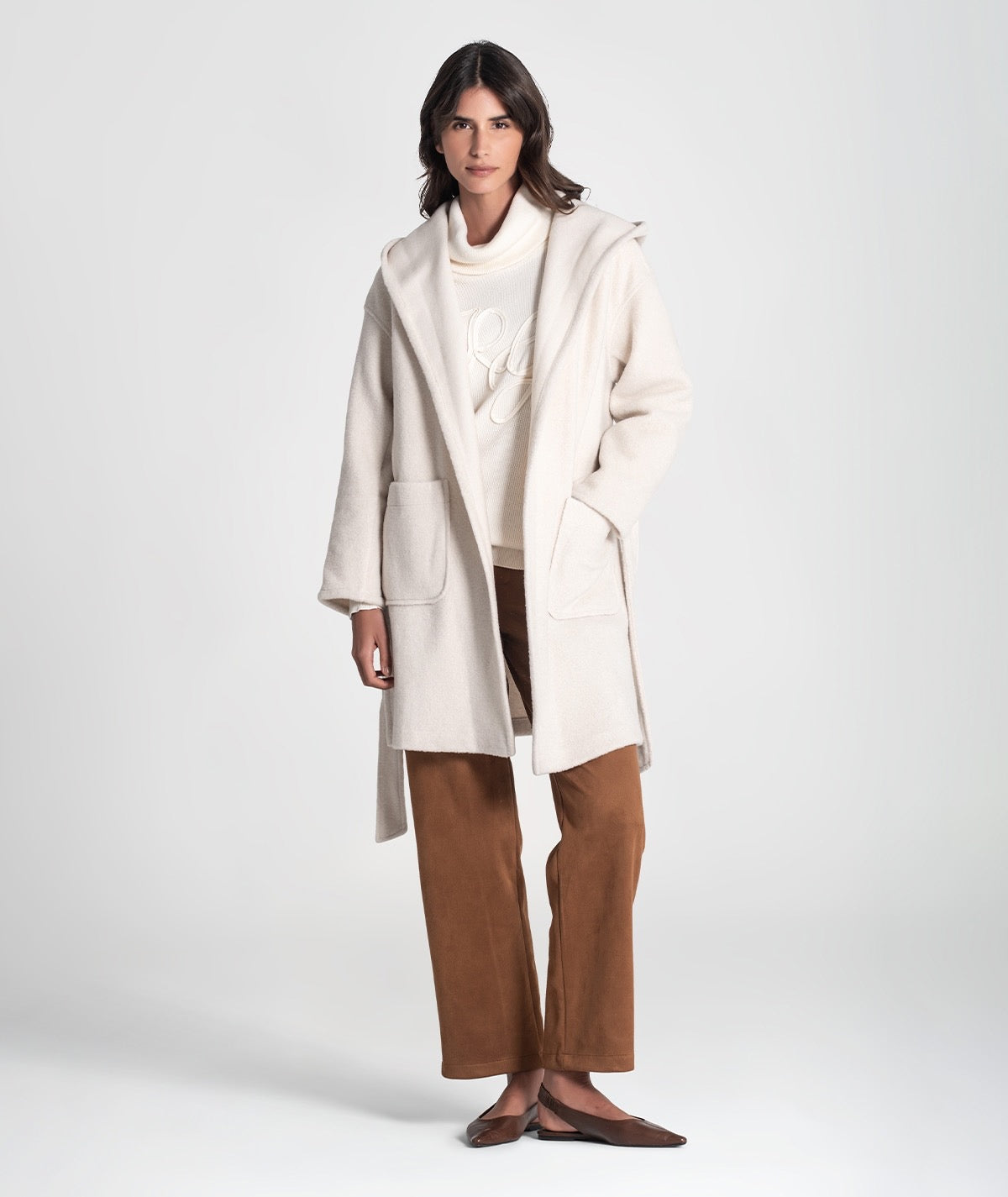 ABRIGO CON BOLSILLOS Y CAPUCHA CRUDO