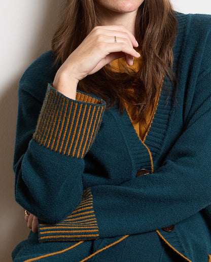 CARDIGAN LARGO CON BOLSILLOS Y DETALLES VERDE BOTELLA