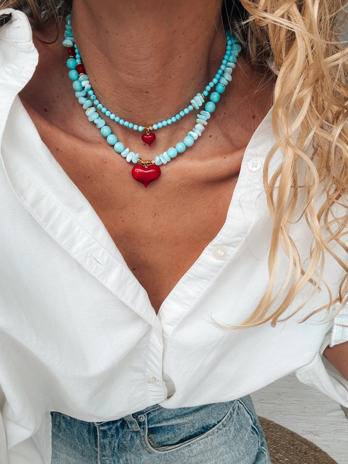 COLLAR LARGO TURQUESA CORAZÓN ROJO