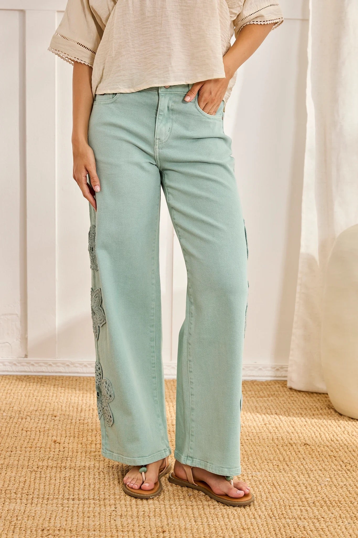 JEANS RECTOS BORDADO FLORAL ELECTRA AZUL