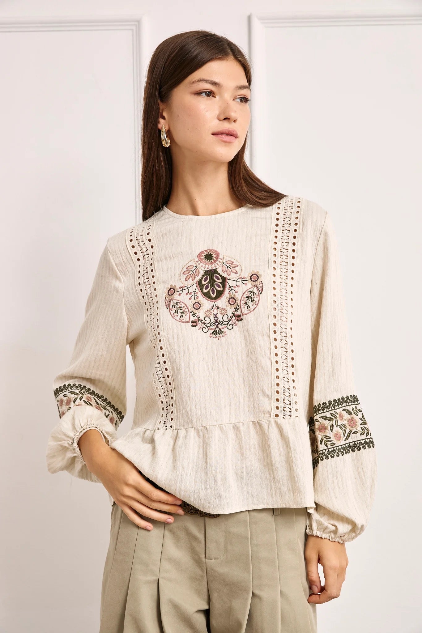 BLUSA BORDADOS CONTRASTE IVORY