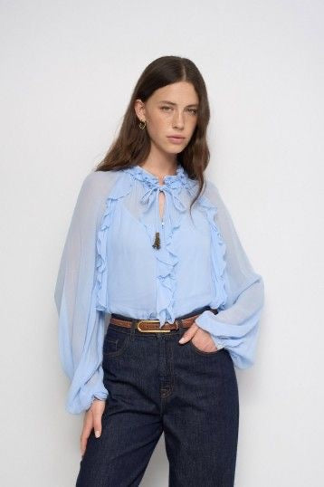 BLUSA CON VOLANTES AZUL