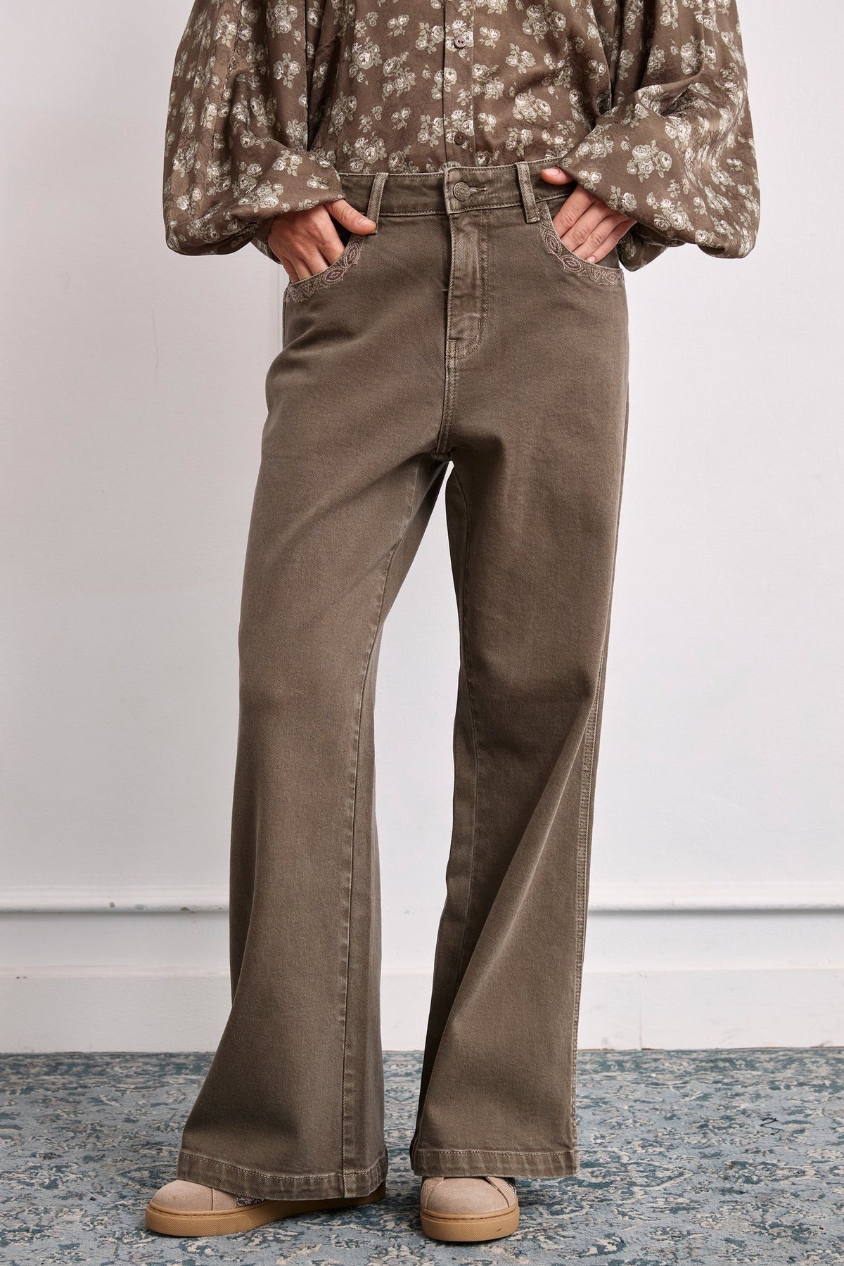 JEANS BOLSILLOS BORDADOS CAQUI