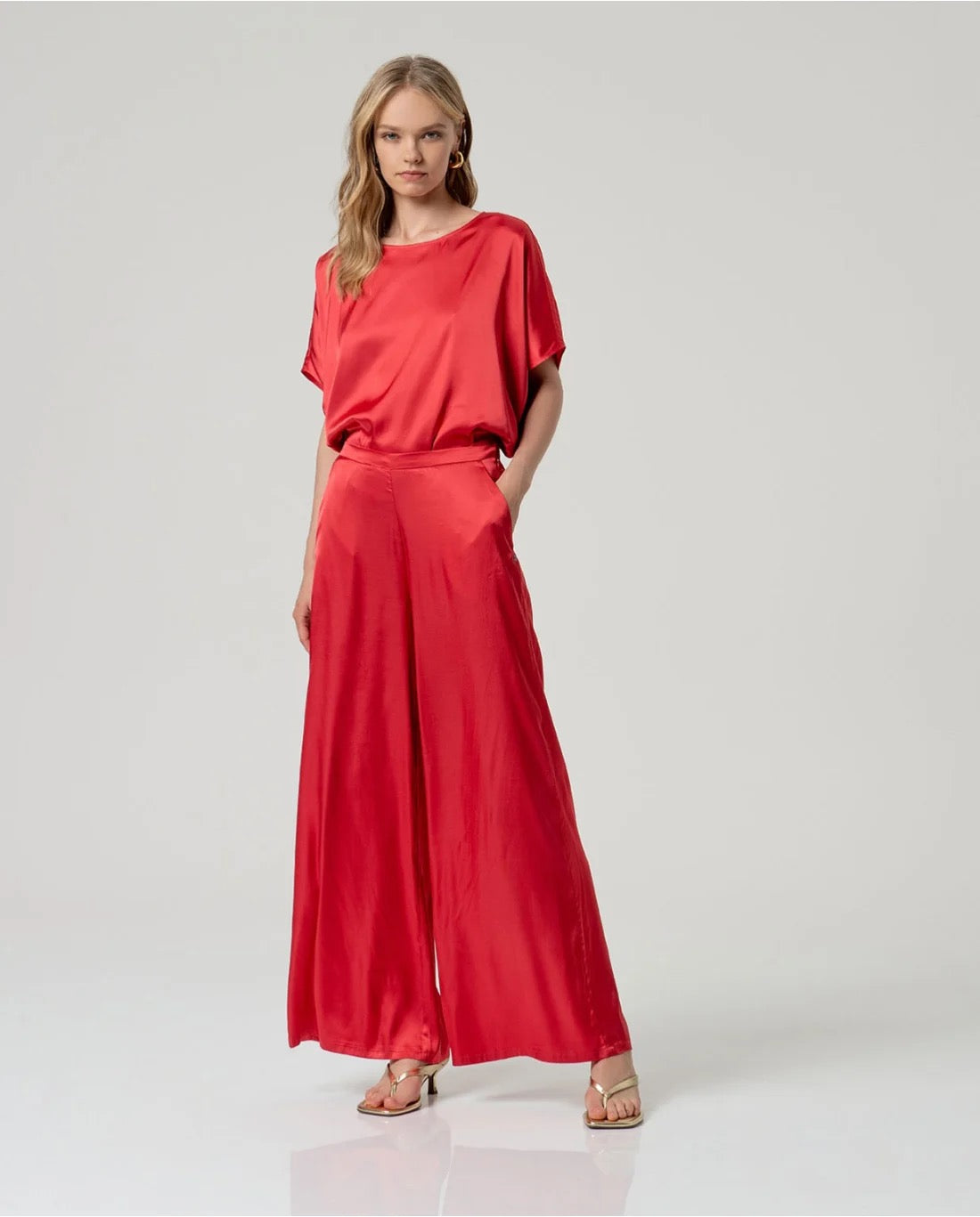 PANTALÓN FLUÍDO PIERNA ANCHA ELÁSTICO ROJO