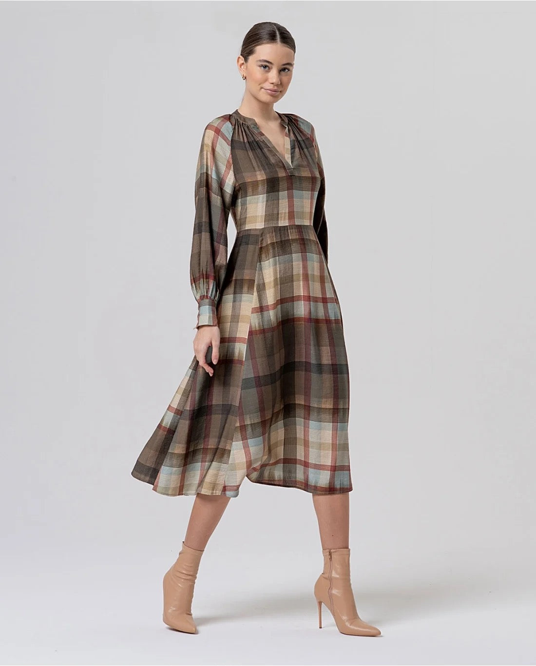 VESTIDO MIDI DE CUADROS CON CINTURÓN CAMEL CLARO