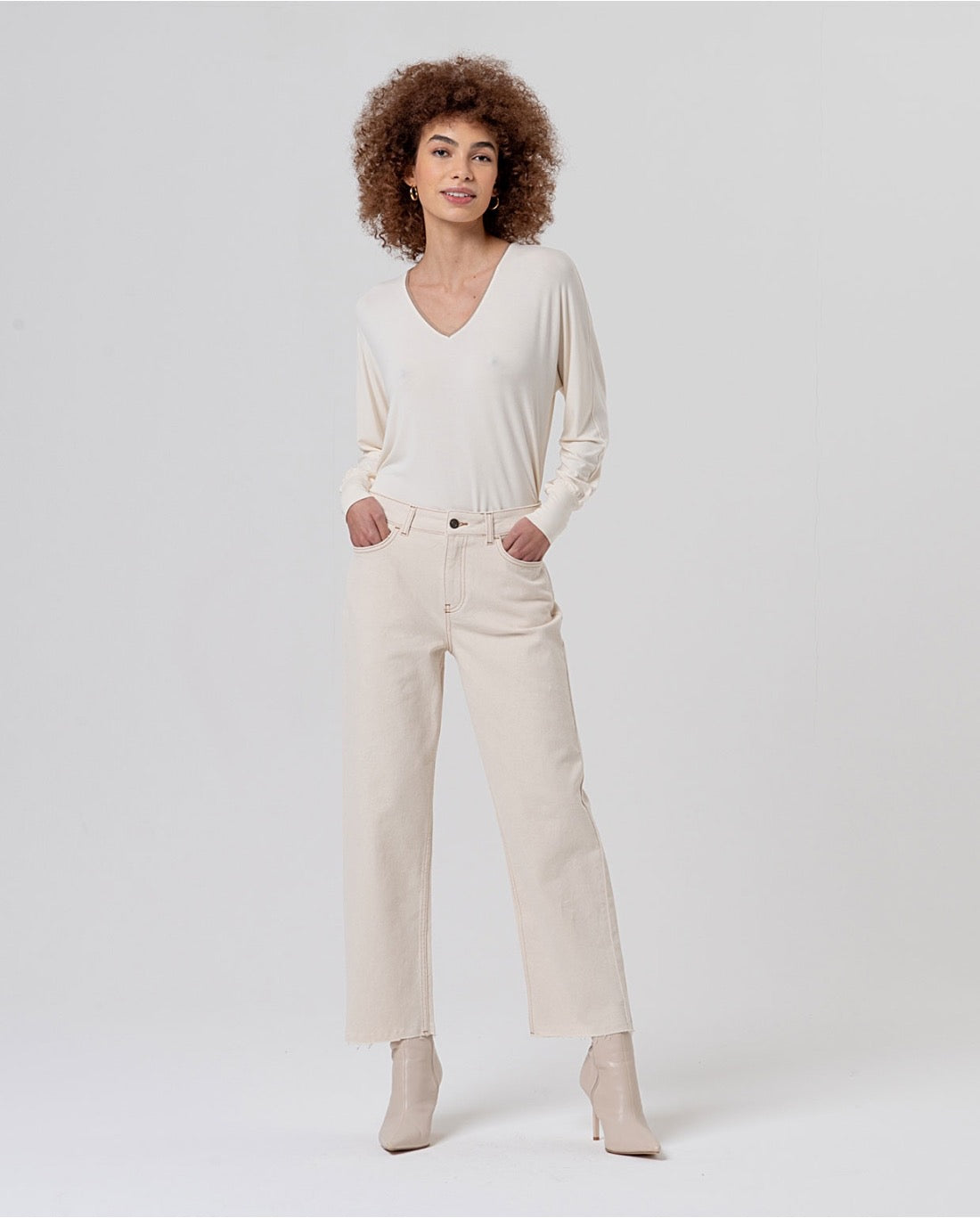 JEANS RECTOS CON BAJO DESHILACHADO CRUDO
