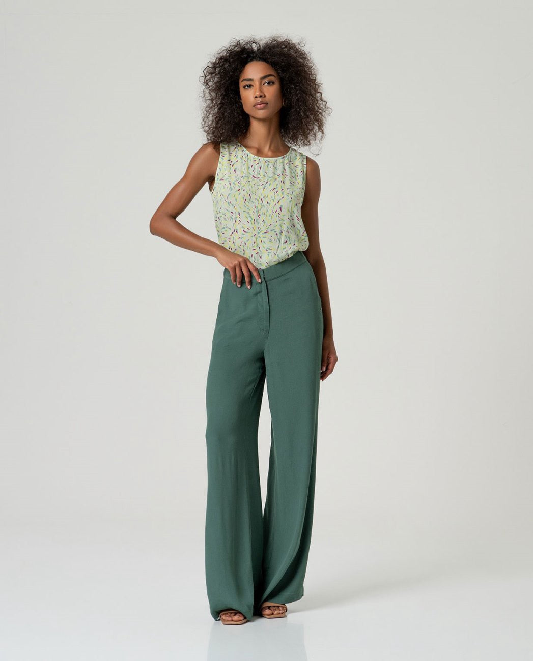 PANTALÓN ECOVERO TIRO MEDIO VERDE BOTELLA