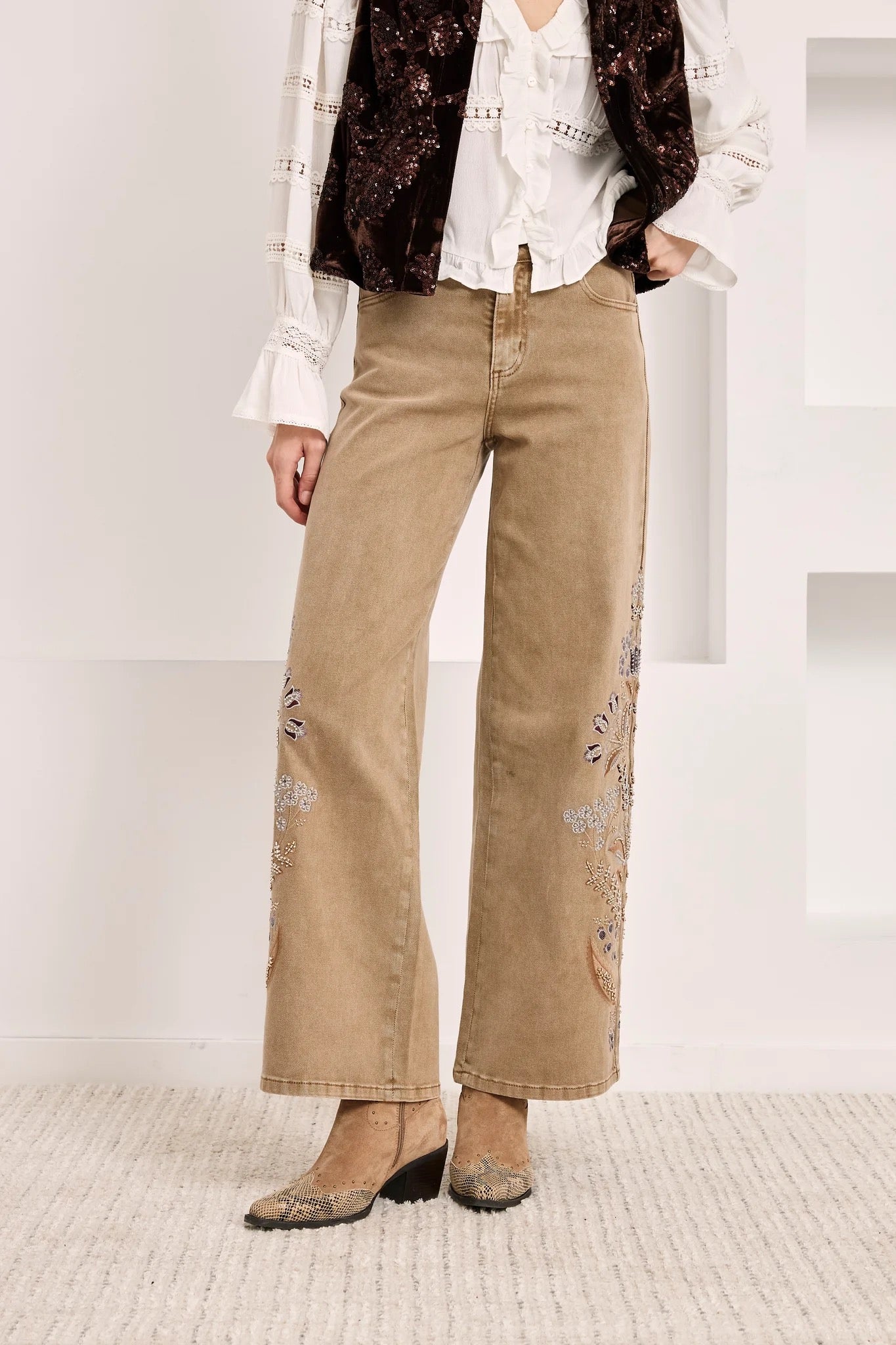 JEANS WIDE LEG BORDADOS CAMEL