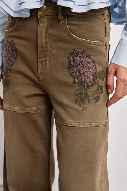 JEANS FLORES BORDADAS CAQUI