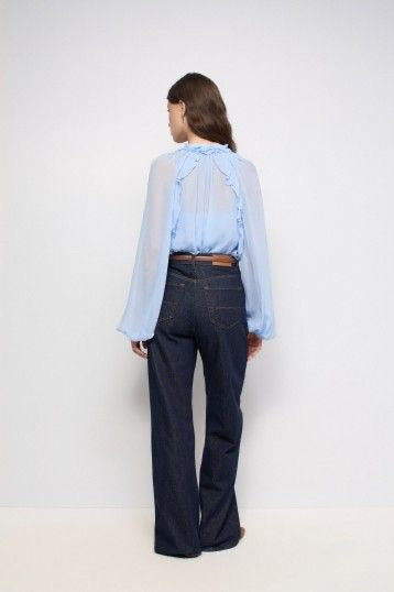 BLUSA CON VOLANTES AZUL