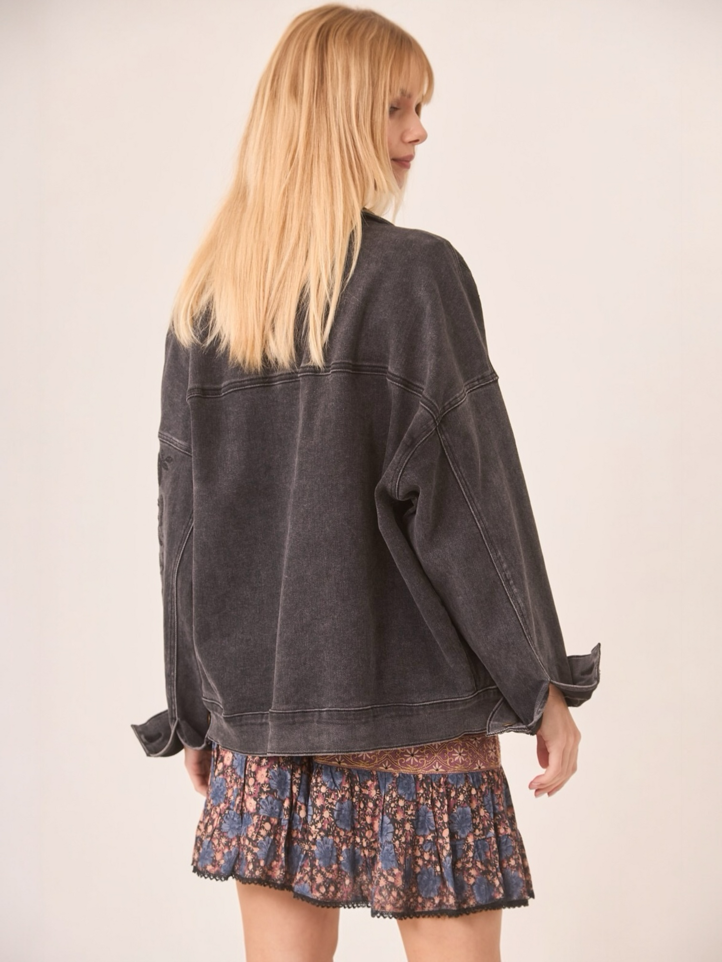 CHAQUETA DENIM BORDADOS GRIS