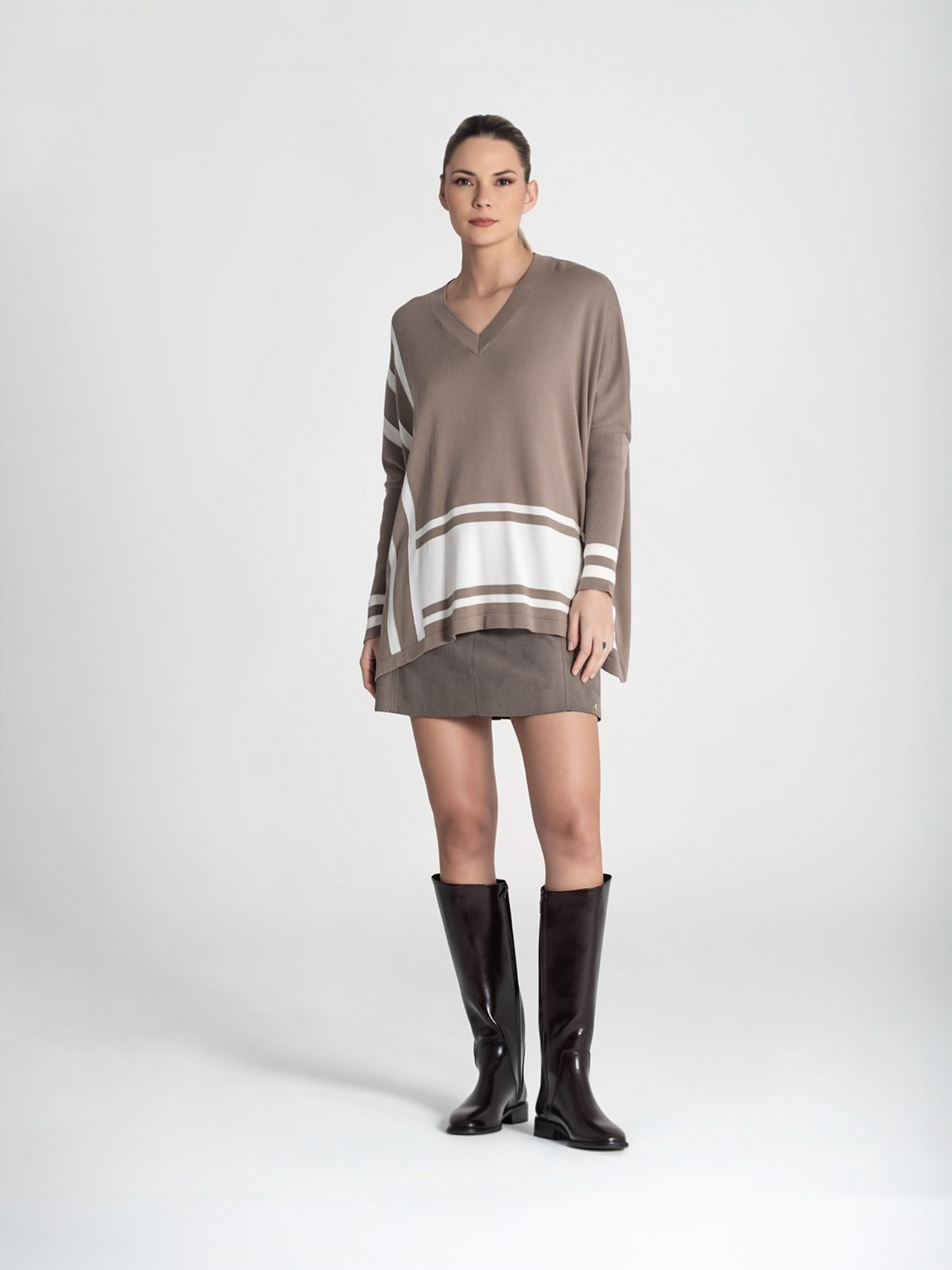 SUÉTER CON CUELLO EN V Y RALLAS TAUPE