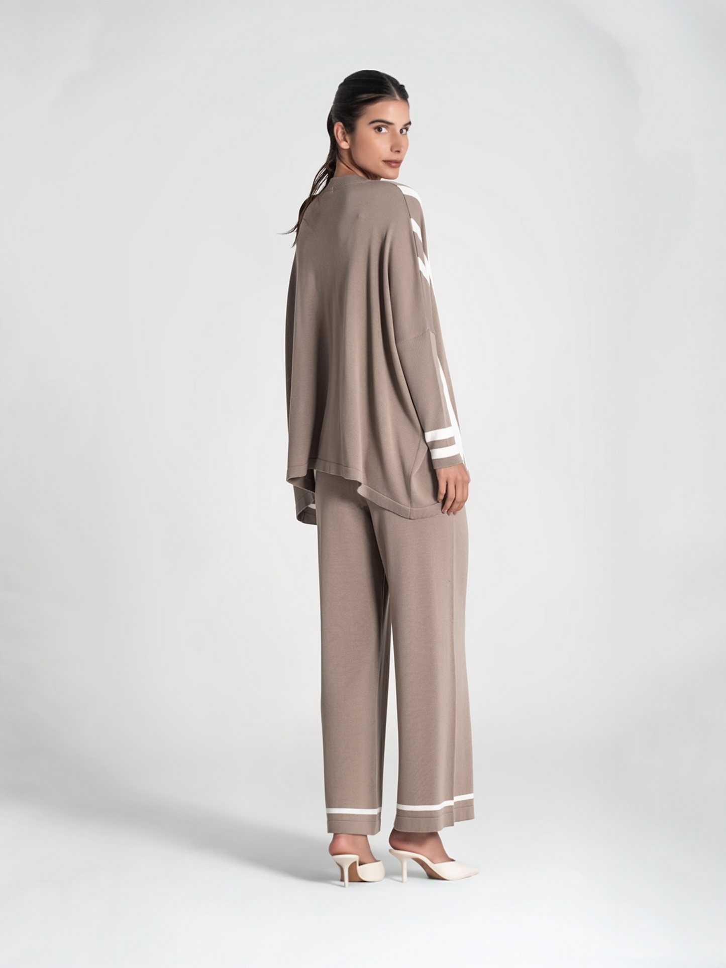 SUÉTER CON CUELLO EN V Y RALLAS TAUPE