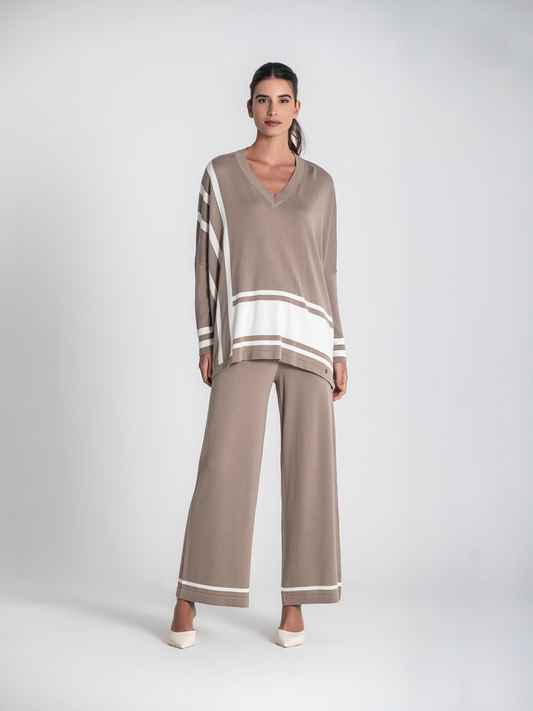SUÉTER CON CUELLO EN V Y RALLAS TAUPE