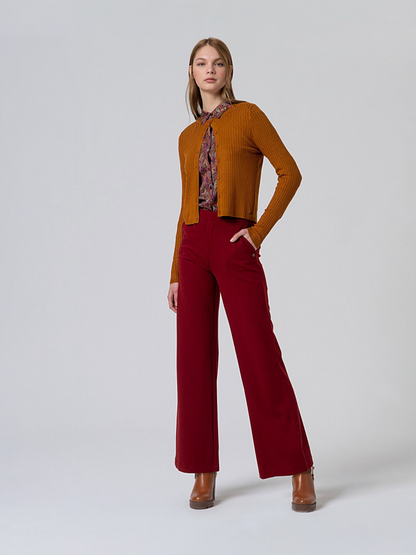 PANTALÓN RECTO CON DETALLE EN CINTURA ROJO INGLÉS
