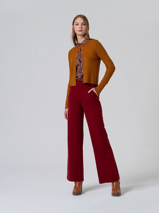 PANTALÓN RECTO CON DETALLE EN CINTURA ROJO INGLÉS